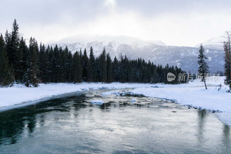 新疆喀纳斯雪景神仙湾冰河晨雾雪山森林雾凇