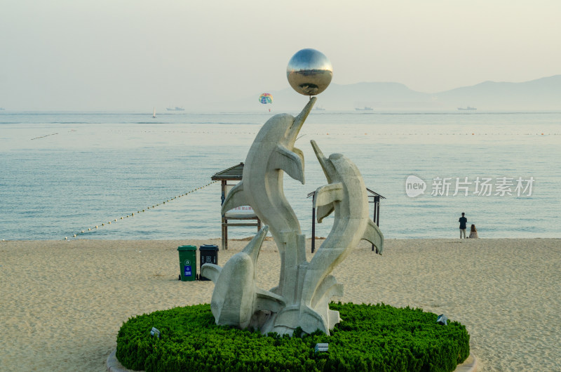 青岛第一海水浴场的海豚石雕