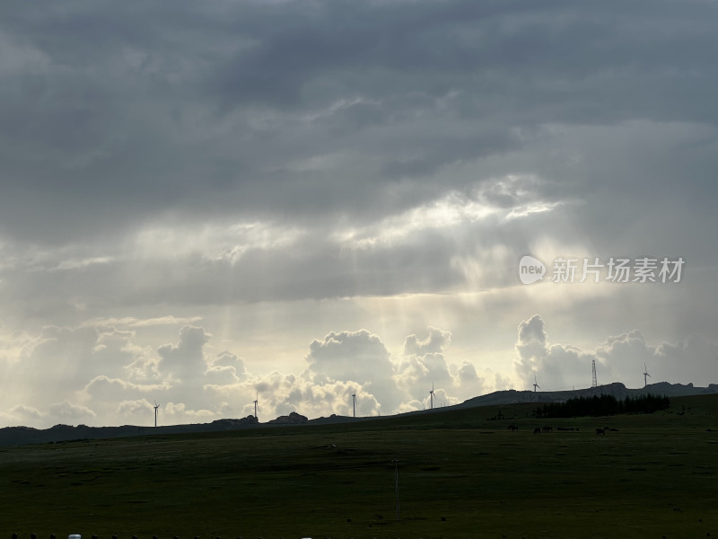 内蒙古乌兰察布大草原上的风力发电风车