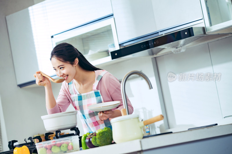 青年女人在厨房煲汤