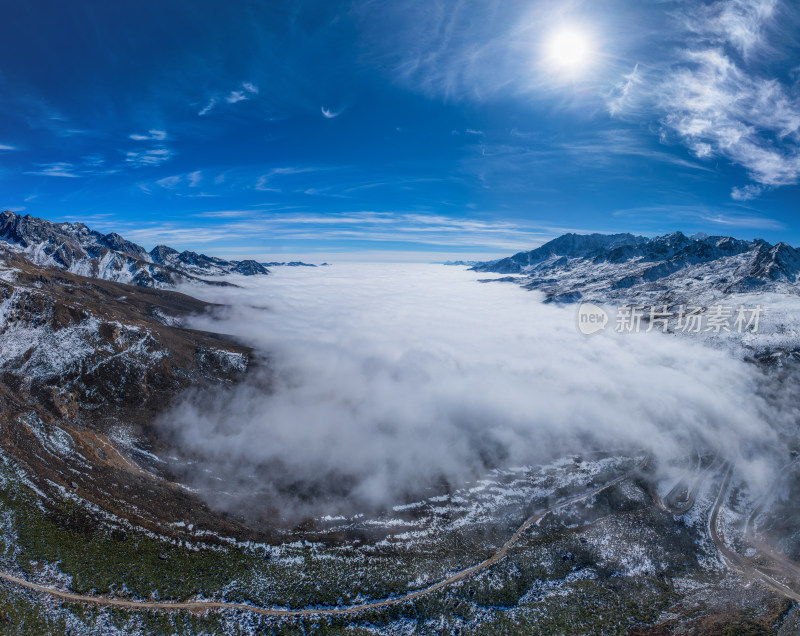 高原雪山峡谷云海全景