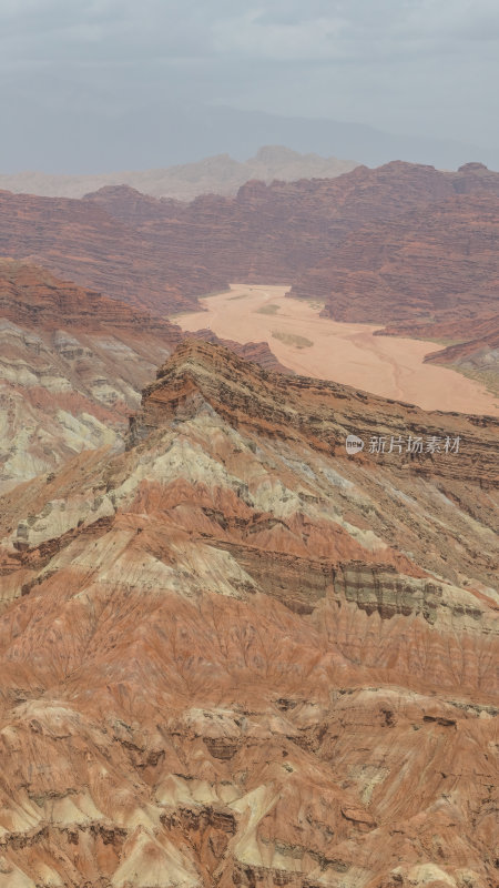 新疆南疆阿克苏温宿大峡谷天山托木尔峰航拍