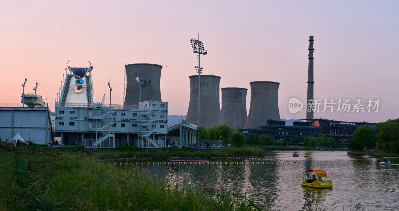 首钢园水边冷却塔景观