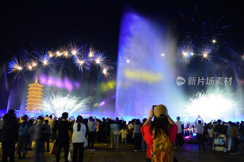 长沙铜官窑人群观赏烟花与塔楼夜景