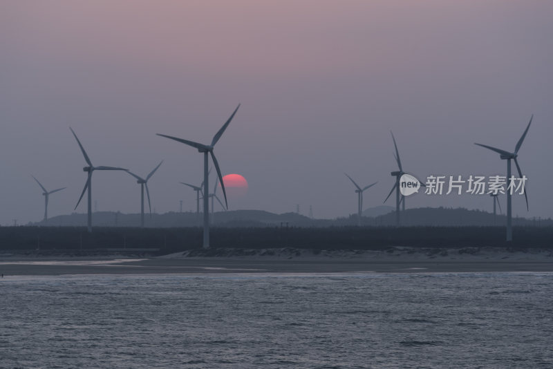 海上日落时分的风力发电场景象