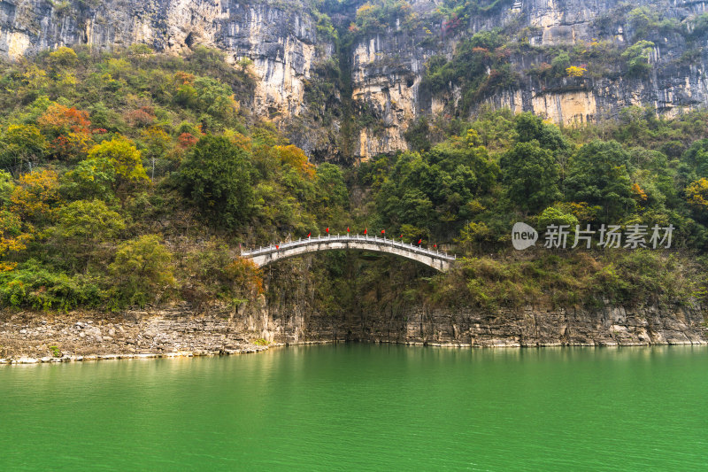 重庆市巫山县大宁河小三峡中的拱桥