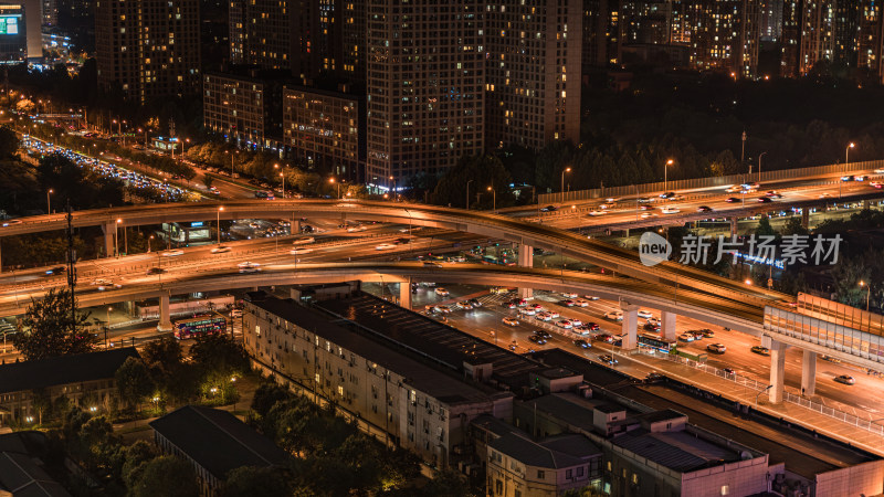 北京城市夜景中的多层立交桥交通画面