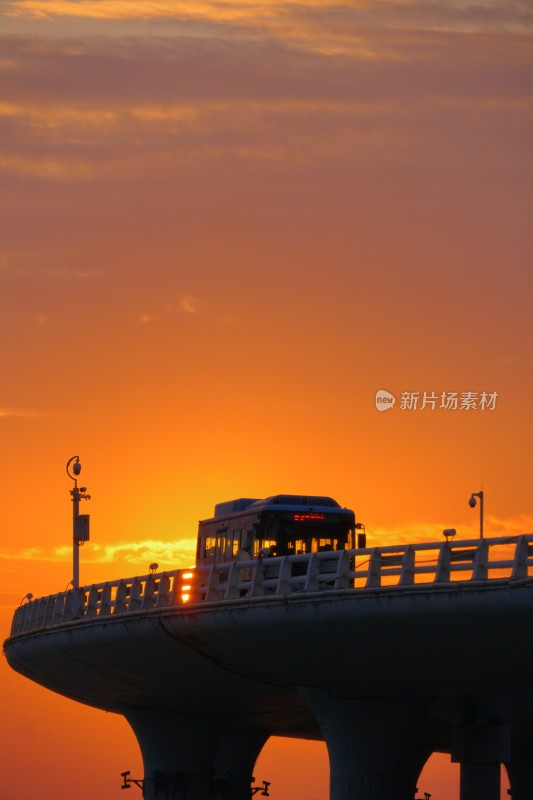 港口黄昏海面与船只景观