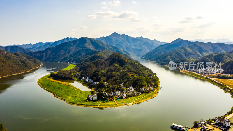 中国徽派建筑油菜花田