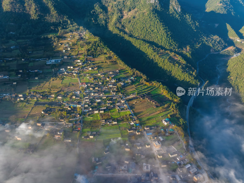 云南怒江傈僳族丙中洛人神共居秋色高空航拍