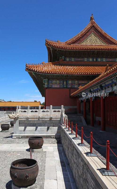 蓝天白云下的故宫红墙黄瓦古建筑与栏杆