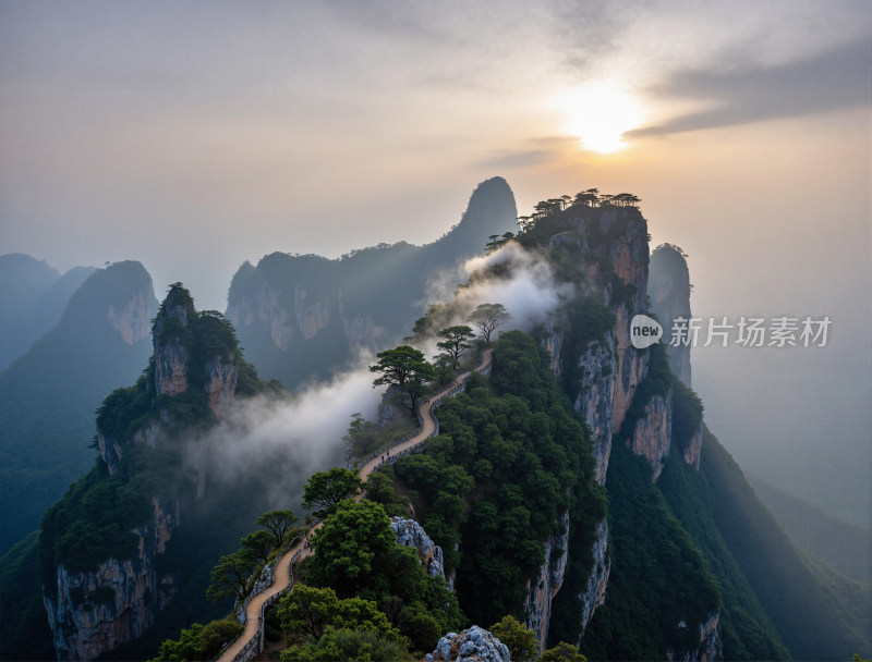 山间云雾缭绕的蜿蜒步道