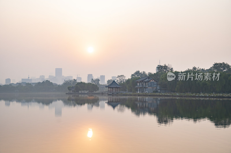 山东济南大明湖日出