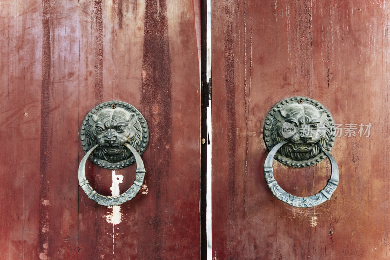 红漆木门上的两个兽面衔环
