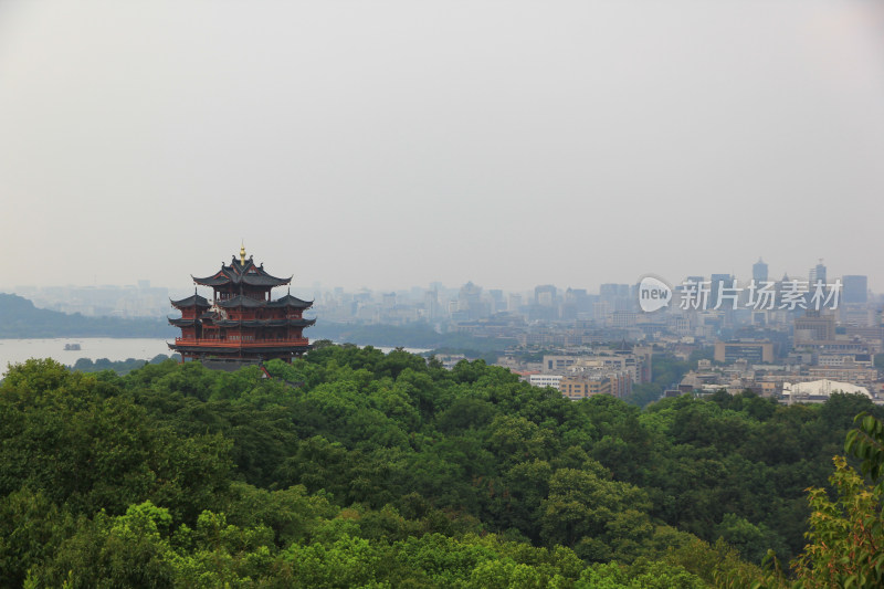 杭州吴山远观城隍阁和西湖