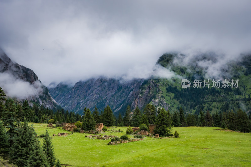 川西格聂夏天山脉 山峦 山峰 草原牧场