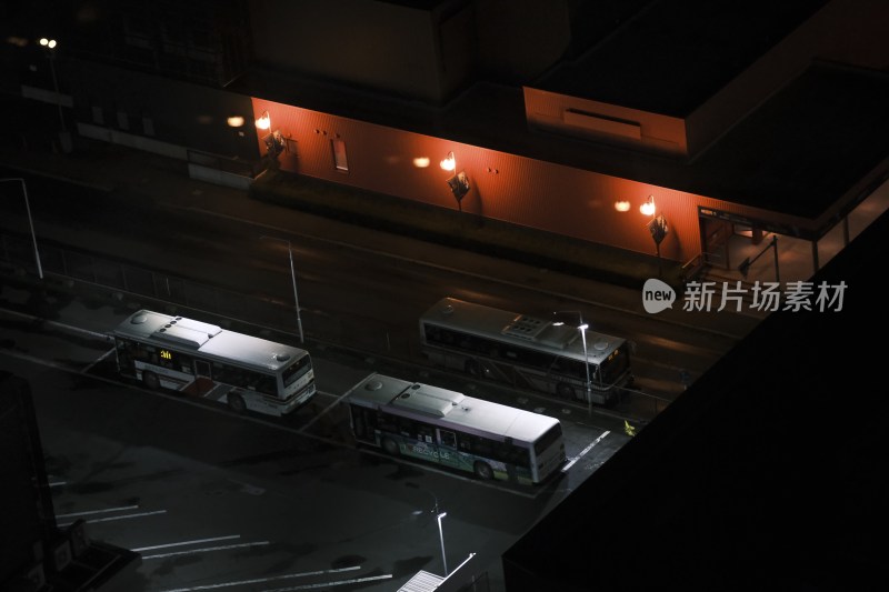 俯视小樽夜晚的街道、公交车站与公交汽车