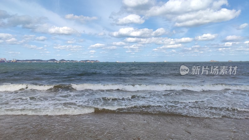 海边海浪与蓝天白云风景