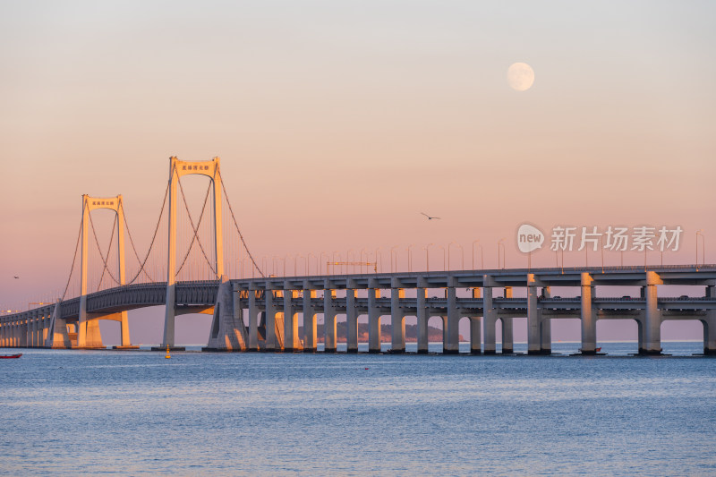 夕阳下大连星海湾大桥上空升起的月亮