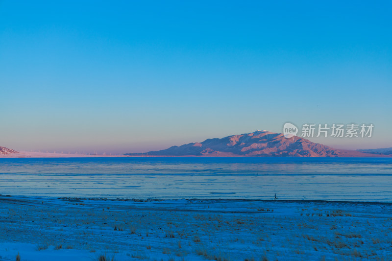 新疆冬季赛里木湖雪景雪山冰湖蓝冰日照金山