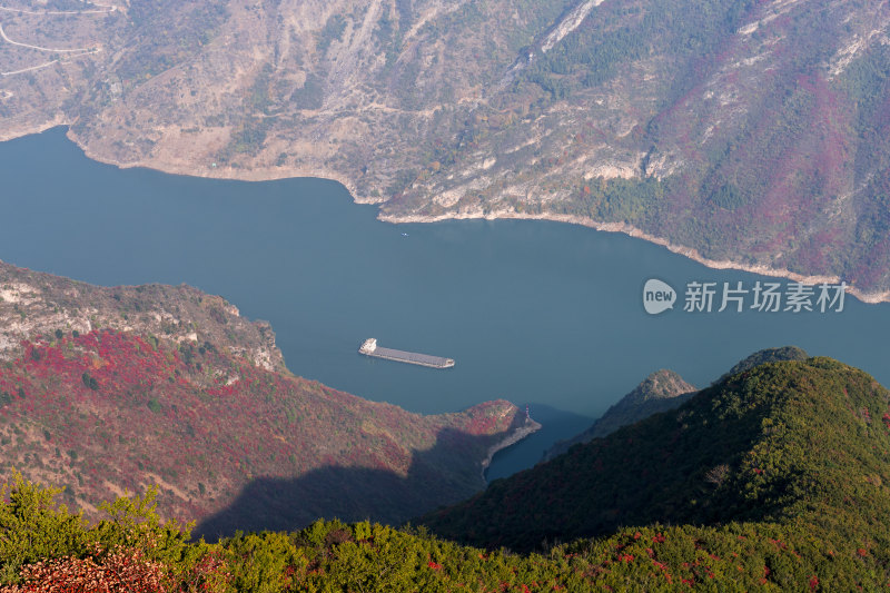 重庆巫山长江三峡巫峡中航行的货轮