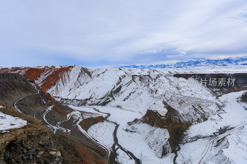 航拍新疆冬季安集海大峡谷雪景雪山山脉河流