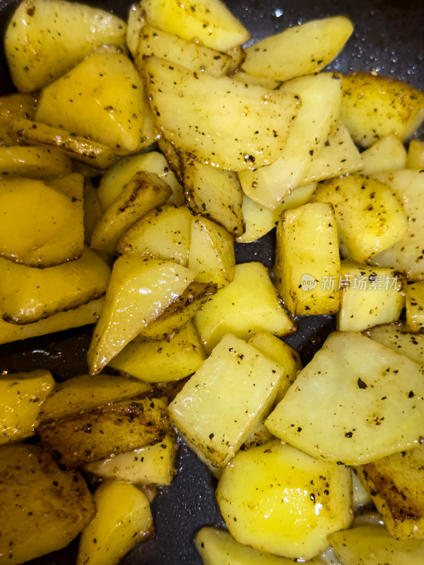 盘子里食物土豆的高角度视图