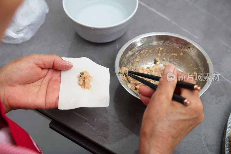 制作中国传统美食馄饨