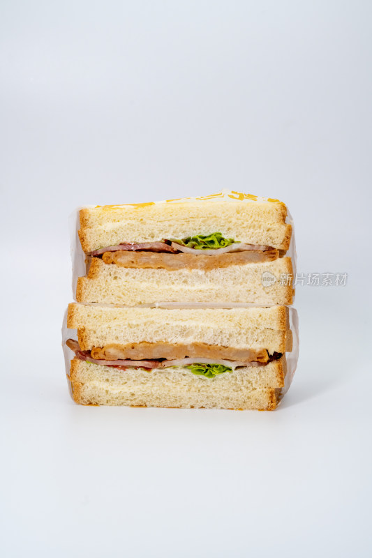 白色背景下的美味三明治
