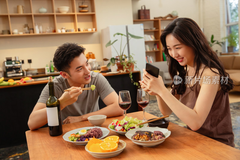 年轻夫妇在家用餐