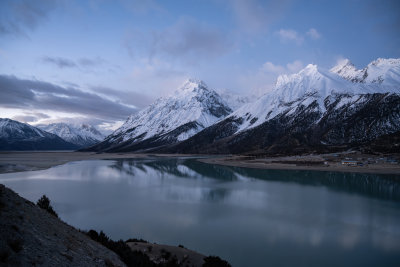 西藏昌都然乌湖来古雪山冰湖环绕静谧胡静