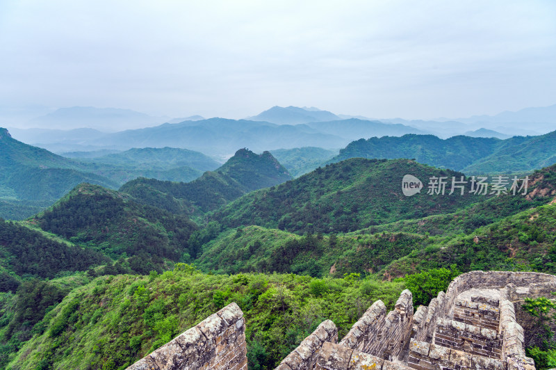 中国夏季金山岭长城阴天下雨云雾风光