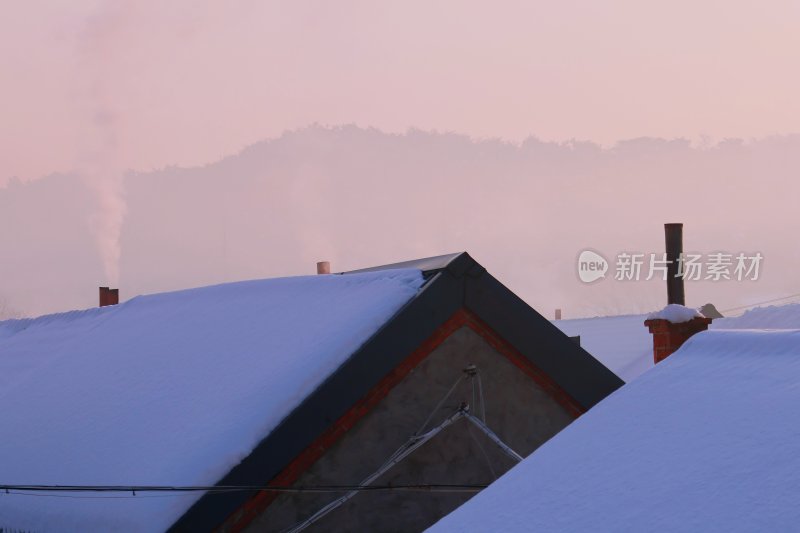 雪后日出优美的山村风景