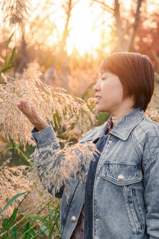 秋天在公园花丛中游玩中国女性肖像