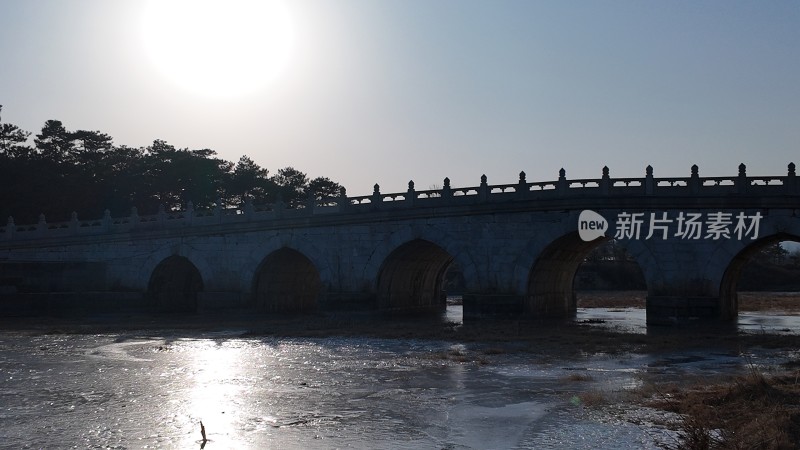 清西陵石桥横跨水面周围草木萧疏的景象