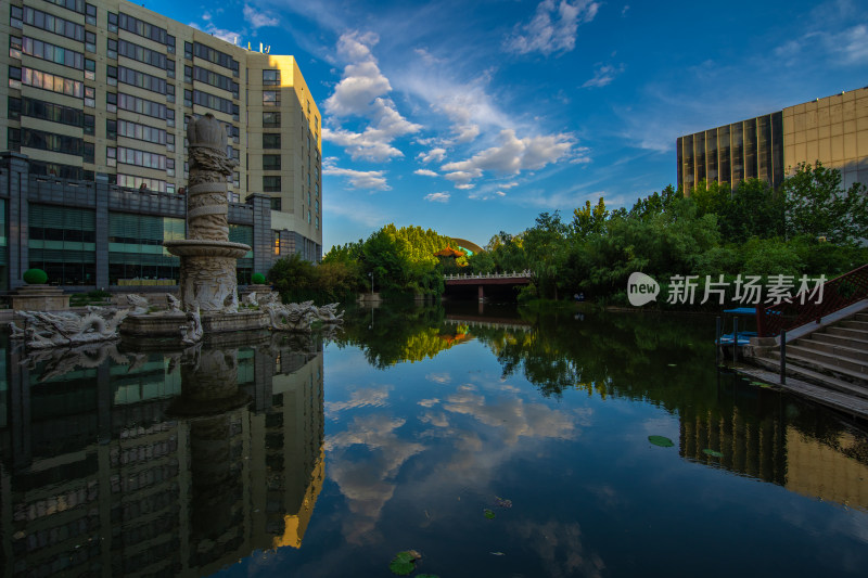 城市中湖泊与建筑风景