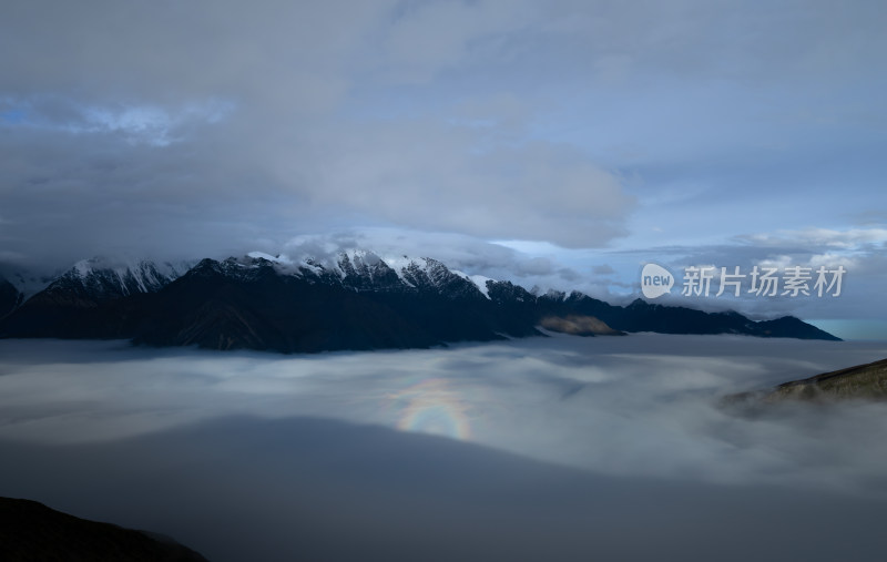 云海之上的雪山，彩虹佛光若隐若现的奇景