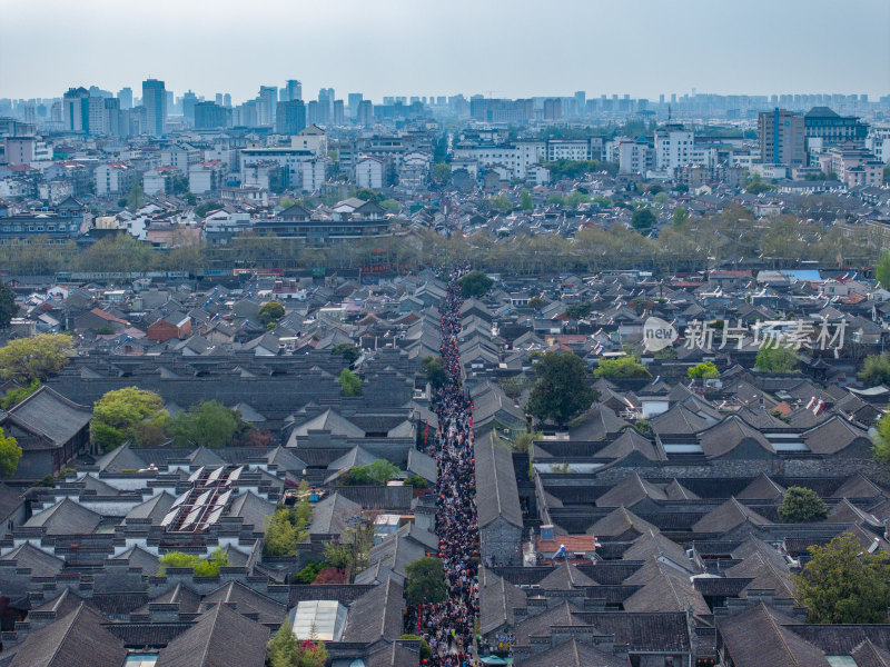 航拍扬州东关街全景节假日人山人海