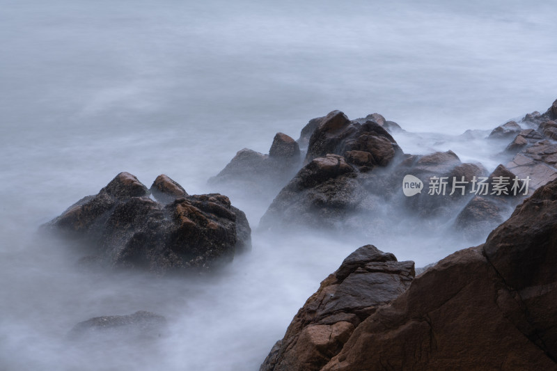 海浪冲击岩石雾气飞溅