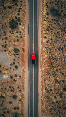 在路上行驶的大货车 在路上行驶的大货车