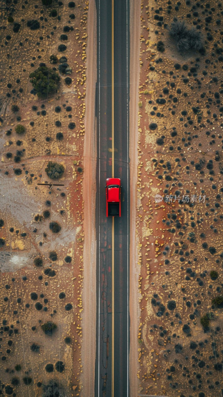 在路上行驶的大货车