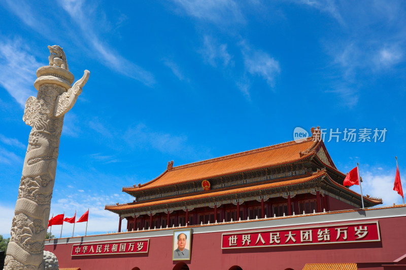 蓝天下的北京天安门城楼红墙古建筑与华表