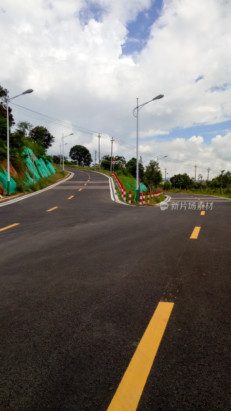 乡村蜿蜒柏油马路景观