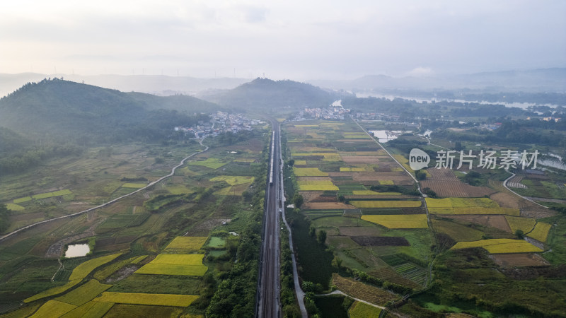 京广铁路穿越在乡村田野间