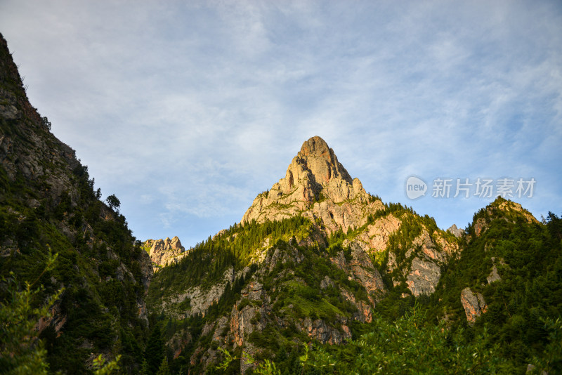 蓝天白云扎尕那石头山峰