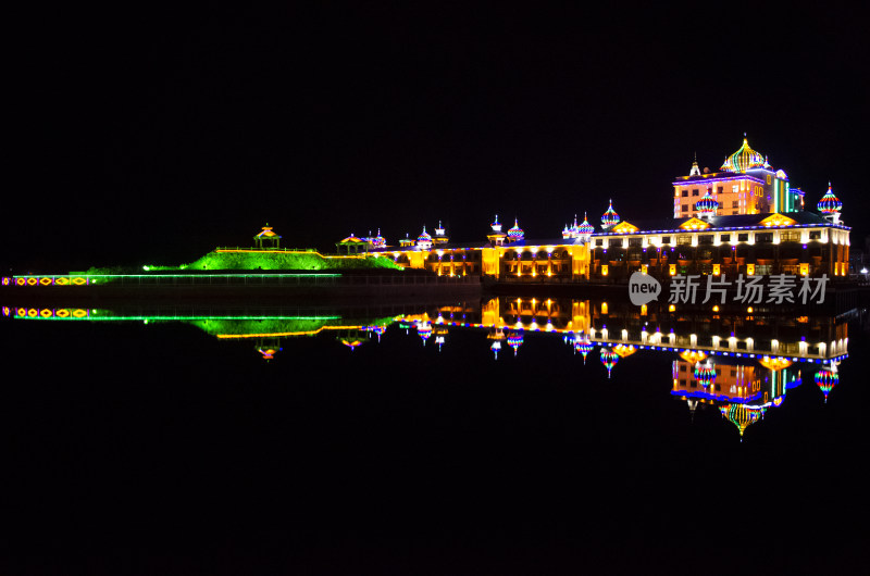 内蒙古呼伦贝尔额尔古纳公园湖岸建筑夜景