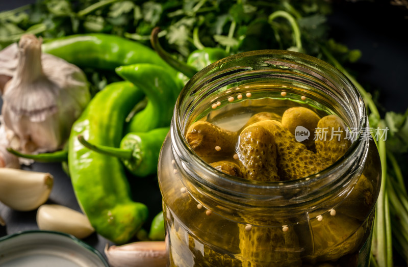 暗色背景下的网红食品俄罗斯酸黄瓜