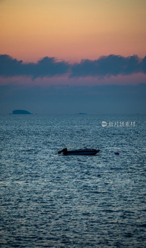 山东烟台东山栈桥海上日出前的朝霞景观