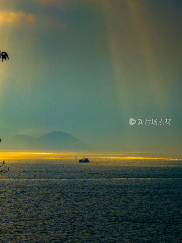 日落时海景映衬着戏剧性的天空