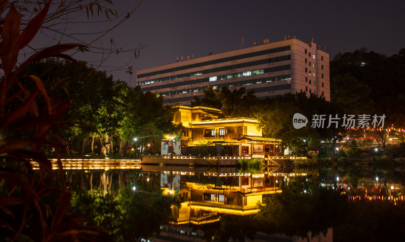 湖畔古式建筑与现代大楼夜景相映成趣